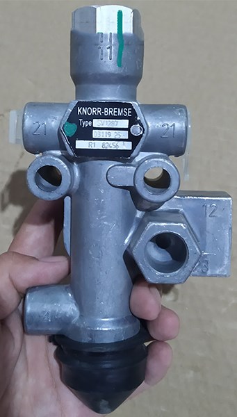 Knorr Bremse SV1295 426380 81436106061 0667225 KLK1148 8365777 3038069 8030222 20356526 air suspension leveling level valve