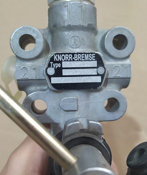 Knorr Bremse SV1307 UN18800793 0638057 1576736 0638057 FBU3129 61260925 air suspension height control element levelling valve